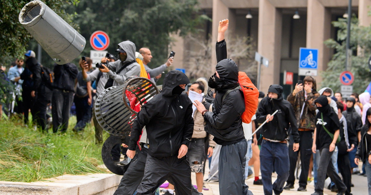 Milano, ira di FdI per questa foto: "Si chiedono dove sia l