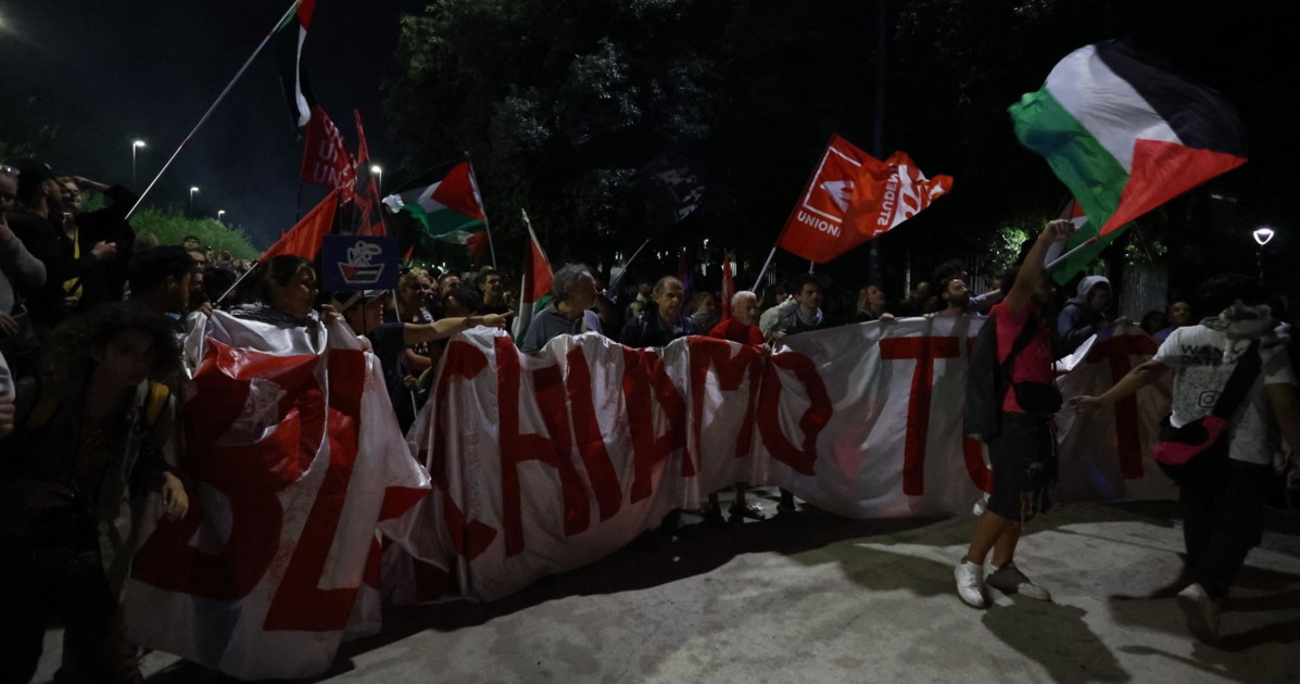 Flotilla, corteo a Roma: vernice rossa contro la polizia. Chi spunta in prima fila