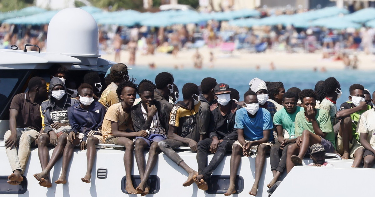 Matteo Salvini, la proposta: "Per gli immigrati un permesso a punti"