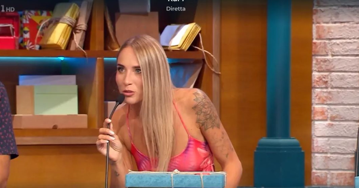 Affari Tuoi, chi è davvero Stefania Fravezzi: lo strano mestiere