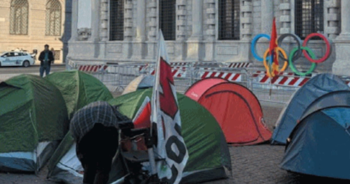 che vergogna piazza scala trasformata in tendopoli