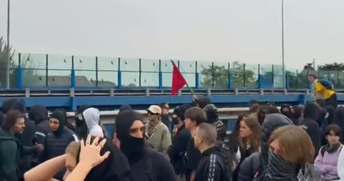 Sciopero generale, la diretta: Milano, idranti della polizia. A Bologna cariche in autostrada