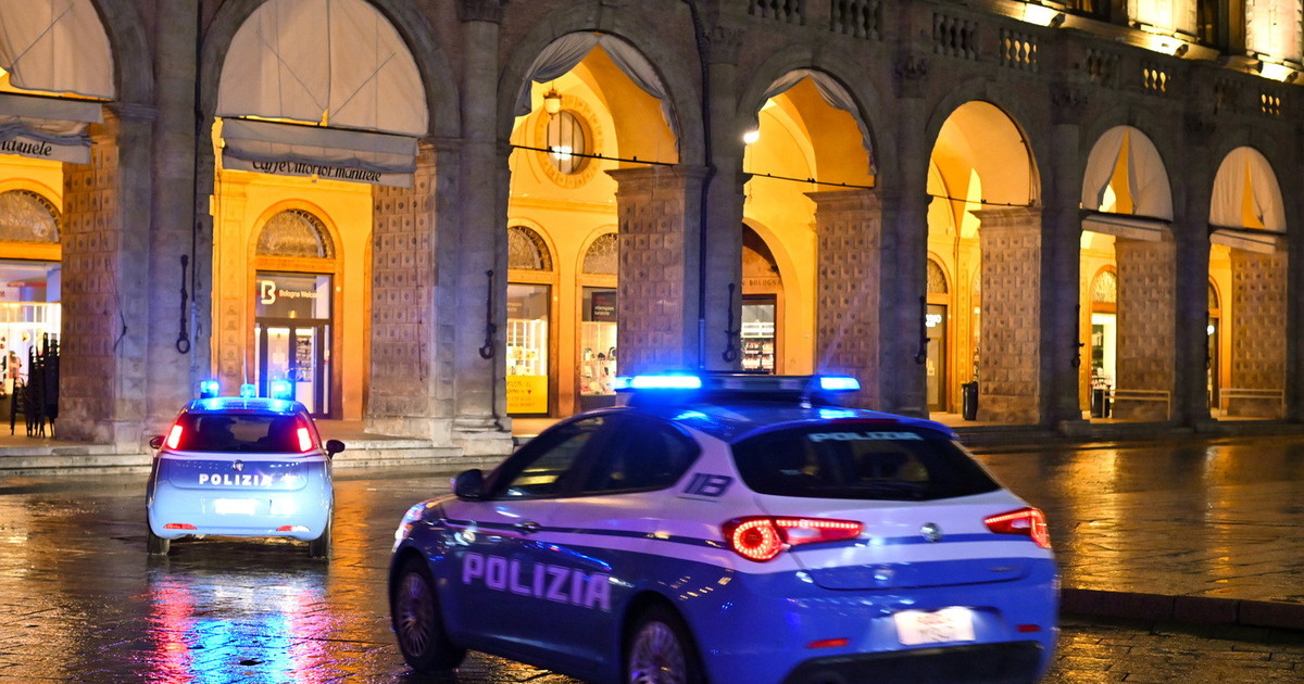 i poliziotti fermano i vandali picchiati finisce male