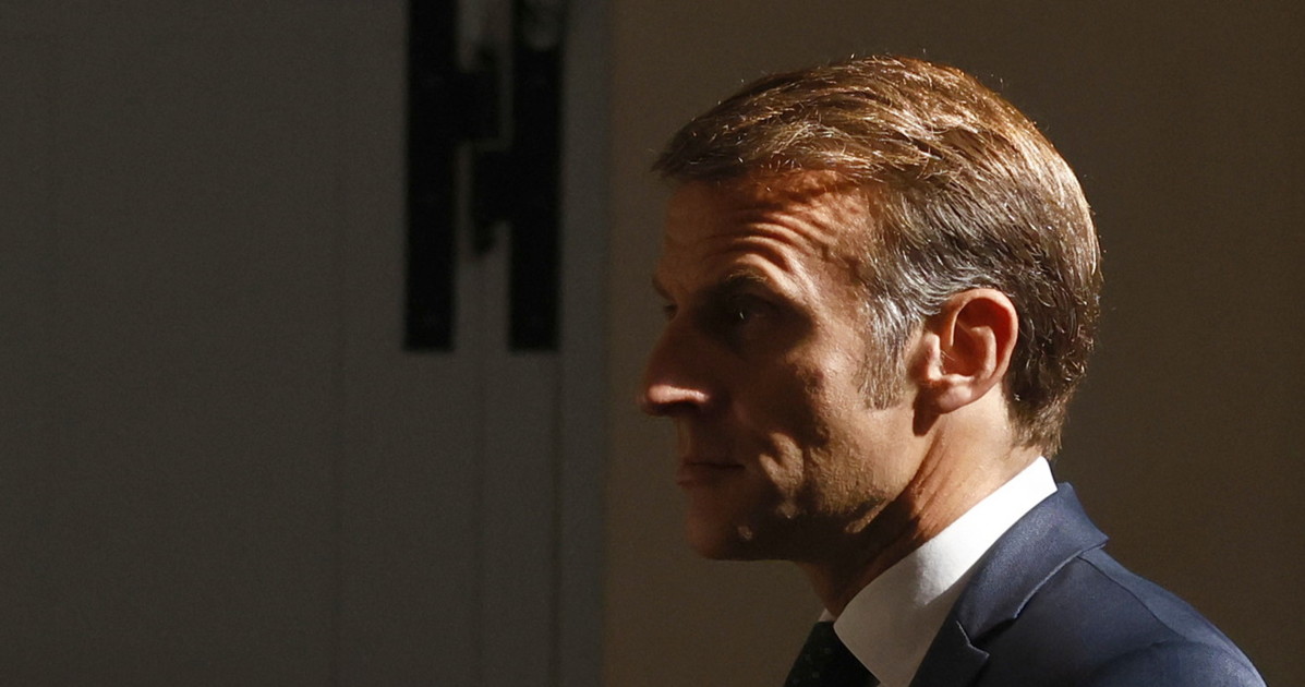 Emmanuel Macron travolto dalla crisi di governo: "Ora destituirlo"