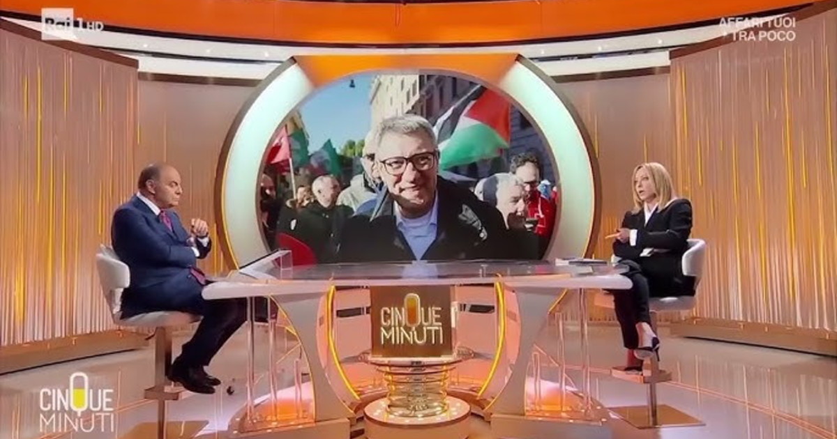 bruno vespa sorride grazie a giorgia meloni