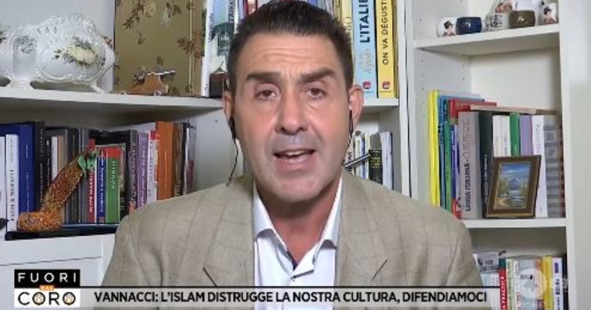 Roberto Vannacci sbotta a Fuori dal Coro: "Vedere il prosciutto proibito..." Roberto Vannacci sbotta a Fuori dal Coro: "Vedere il prosciutto proibito..."