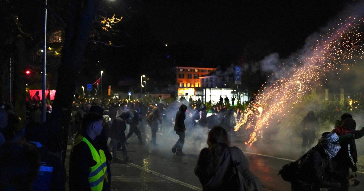 Italia Israele, feriti una giornalista e un carabiniere: a Udine esplode l Italia Israele, feriti una giornalista e un carabiniere: a Udine esplode l