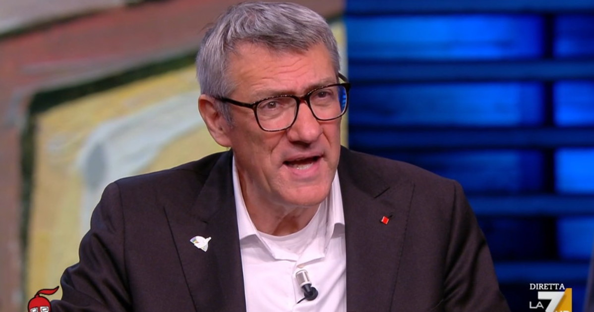 DiMartedì, Maurizio Landini insulta: "Meloni è solo una cortigiana", interviene Floris DiMartedì, Maurizio Landini insulta: "Meloni è solo una cortigiana", interviene Floris