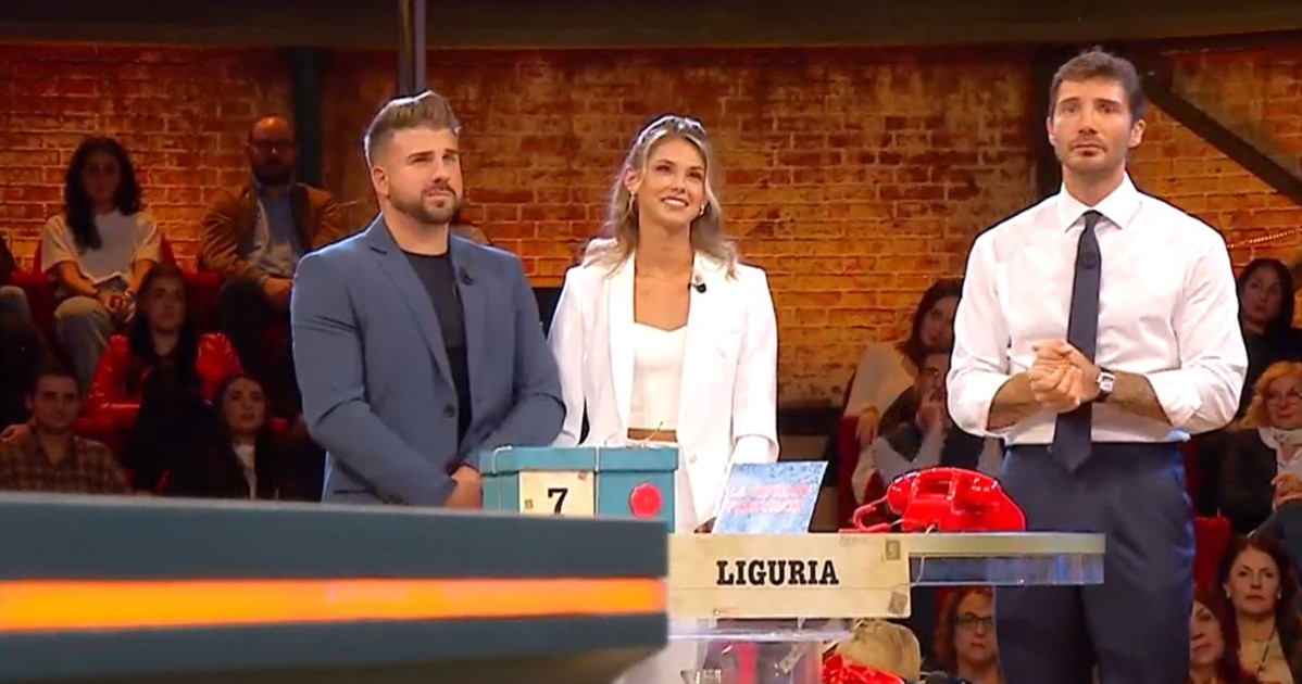 Affari tuoi, "hai visto?": cade per terra, arriva l Affari tuoi, "hai visto?": cade per terra, arriva l