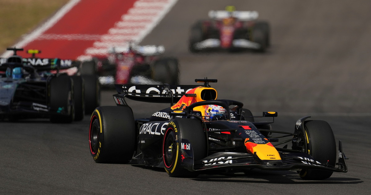 F1 Gp di Austin, Verstappen vince la sprint race: fuori Piastri e Norris dopo un incidente F1 Gp di Austin, Verstappen vince la sprint race: fuori Piastri e Norris dopo un incidente