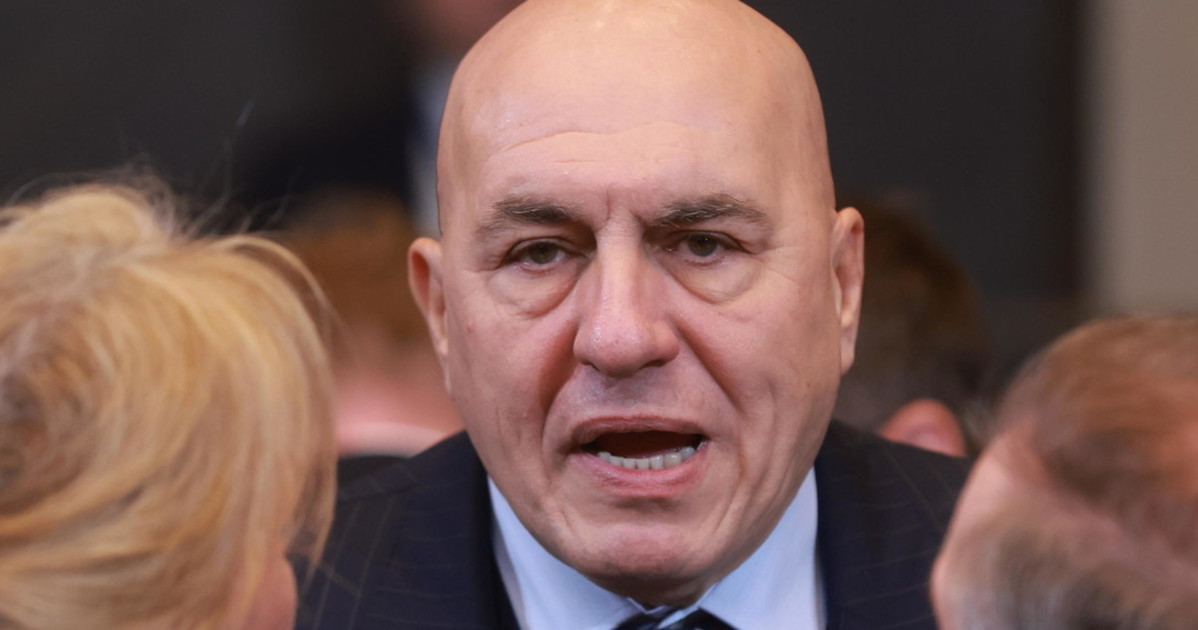 Guido Crosetto contro Elly Schlein: "Calunnia e danno allo Stato, chieda scusa" Guido Crosetto contro Elly Schlein: "Calunnia e danno allo Stato, chieda scusa"
