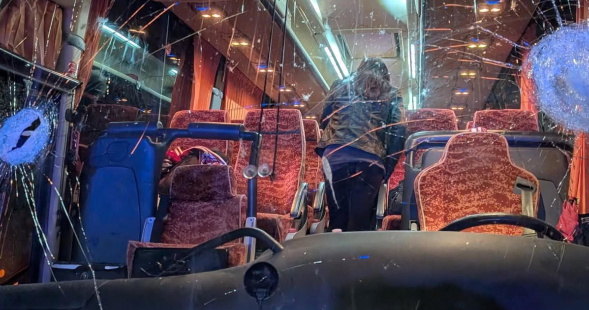 Terni, agguato dei tifosi al pullman del Pistoia basket: sassaiola, morto l Terni, agguato dei tifosi al pullman del Pistoia basket: sassaiola, morto l