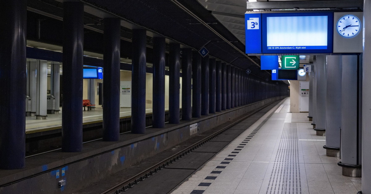 Novara, tre giovani investiti dal treno: un morto, due gravissimi Novara, tre giovani investiti dal treno: un morto, due gravissimi