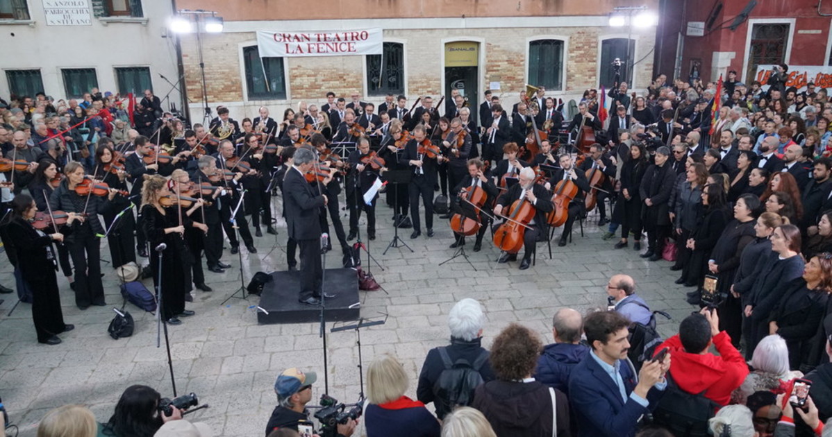 Beatrice Venezi, quanti privilegi per gli orchestrali che la contestano Beatrice Venezi, quanti privilegi per gli orchestrali che la contestano
