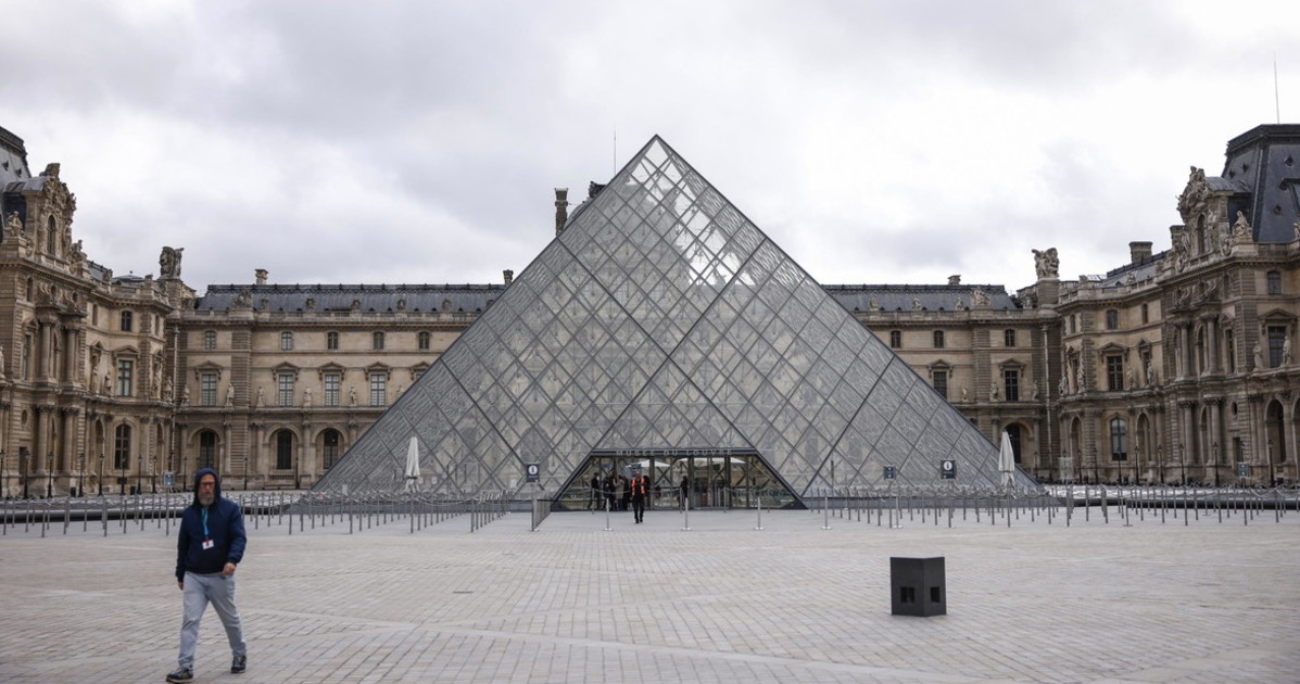 Louvre, i gioielli rubati? "Valevano 88 milioni", ma non erano assicurati Louvre, i gioielli rubati? "Valevano 88 milioni", ma non erano assicurati