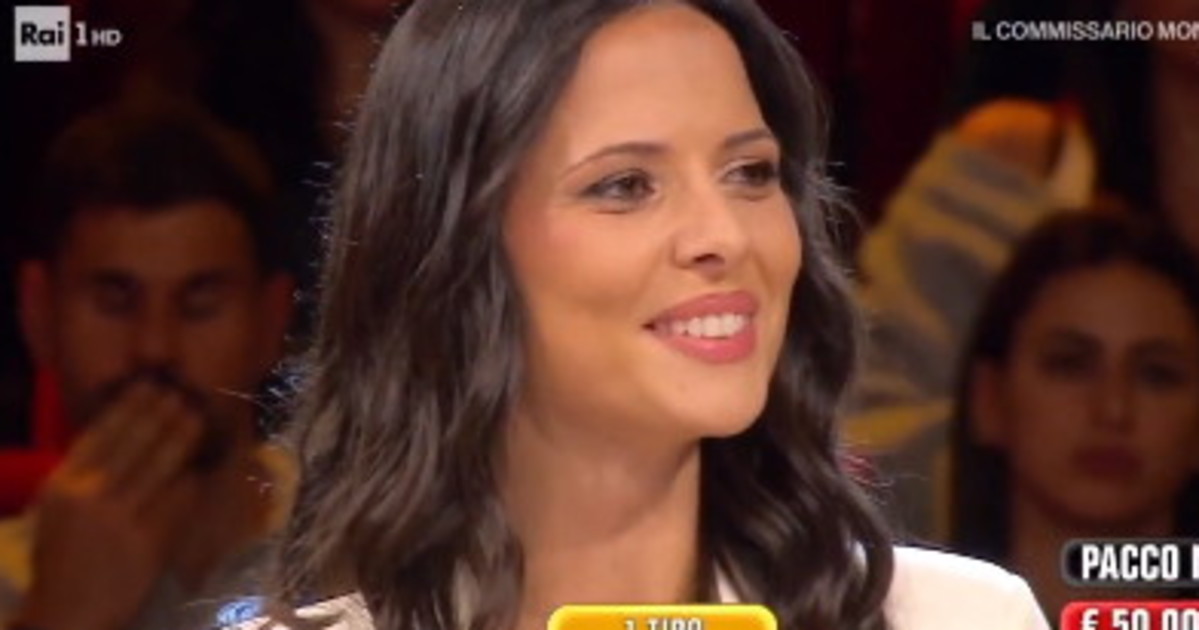 Affari tuoi, "tanto bella quanto...": insulti per Maria Grazia Affari tuoi, "tanto bella quanto...": insulti per Maria Grazia