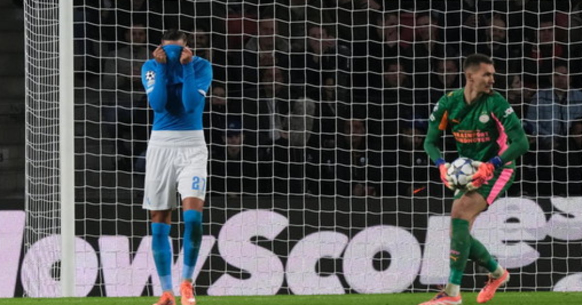 Napoli umiliato, Conte prende 6 gol dal Psv: ora è crisi vera Napoli umiliato, Conte prende 6 gol dal Psv: ora è crisi vera