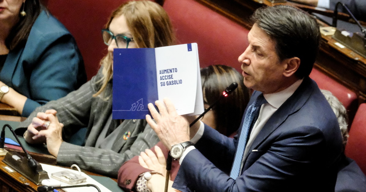 Giuseppe Conte farnetica in Aula: "Meloni non rida, prenda appunti. Cosa si vanta?" Giuseppe Conte farnetica in Aula: "Meloni non rida, prenda appunti. Cosa si vanta?"
