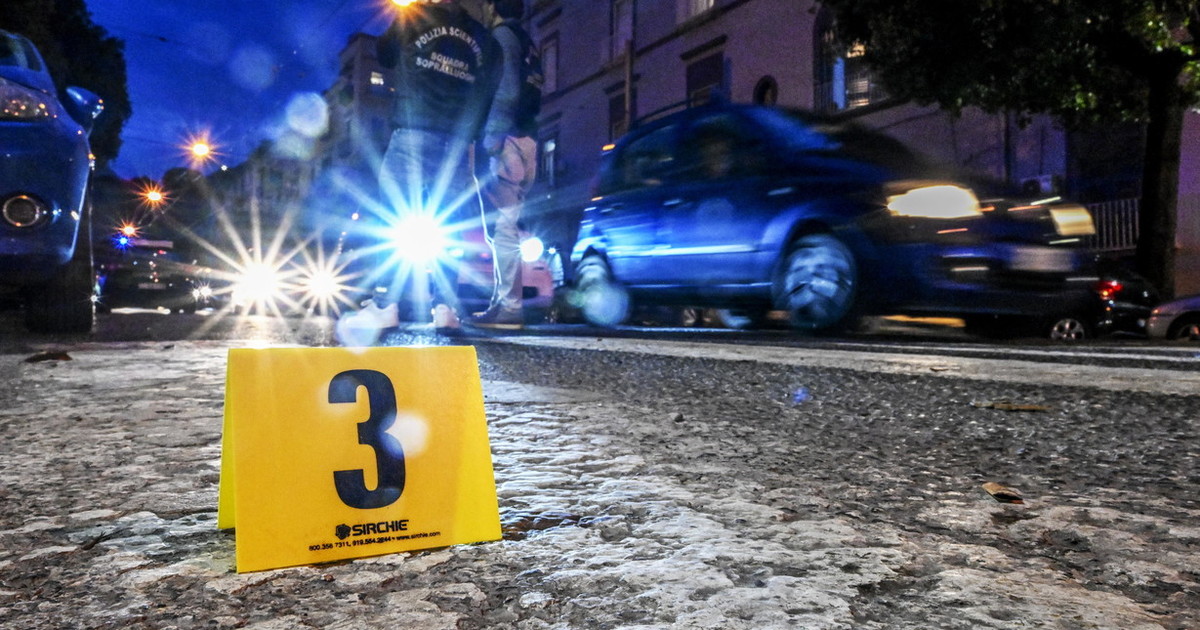 mattanza a torino accoltellato e ucciso in strada caccia all incappucciato