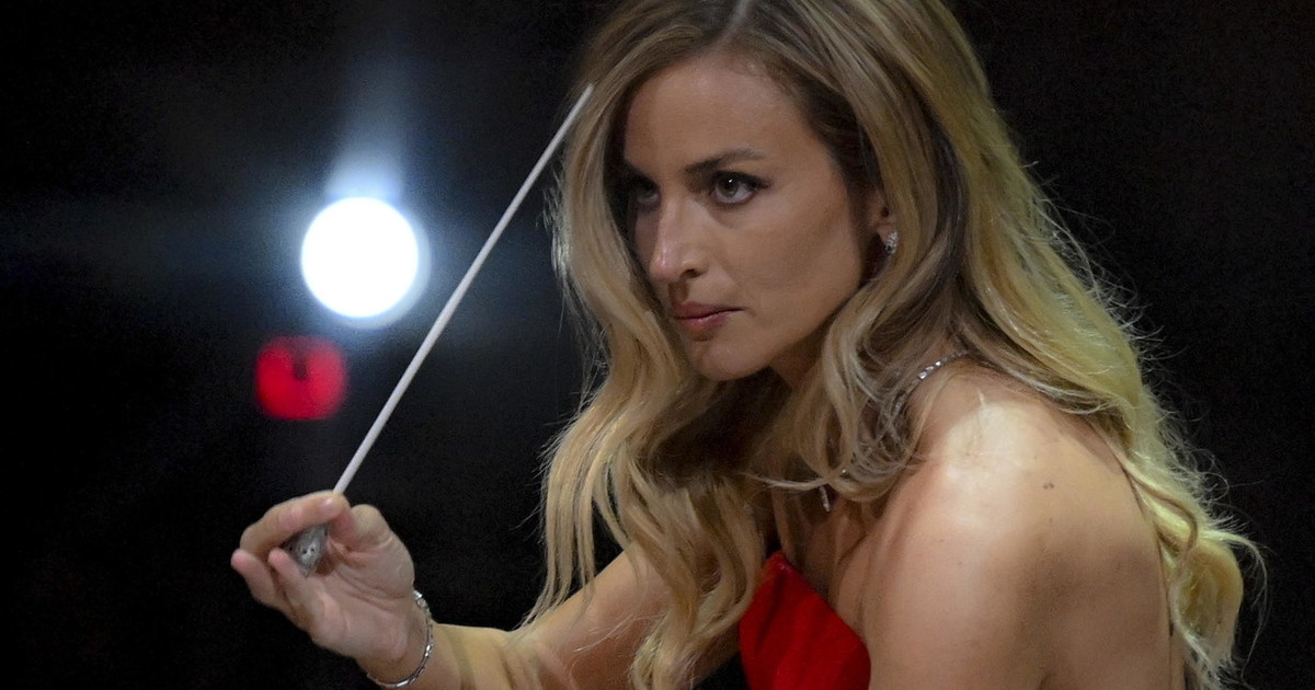 Beatrice Venezi, gli orchestrali aizzano il pubblico: "Vai a Sanremo" Beatrice Venezi, gli orchestrali aizzano il pubblico: "Vai a Sanremo"