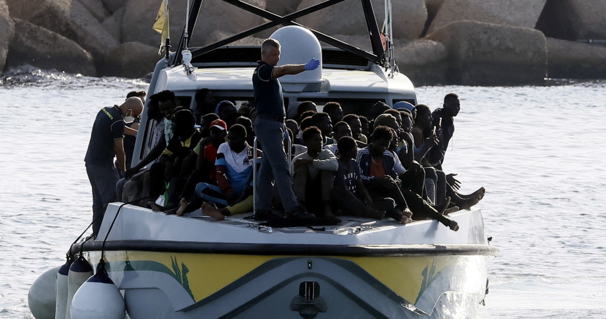 Lampedusa, sul barcone di migranti trovato un razzo "come quello da guerra" Lampedusa, sul barcone di migranti trovato un razzo "come quello da guerra"