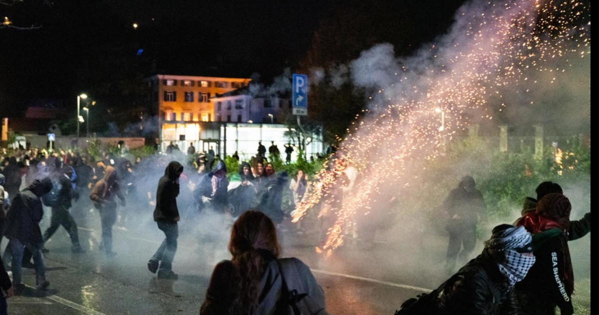 Roma, pro Pal tentano di bloccare la Festa del Cinema: scontri con la polizia Roma, pro Pal tentano di bloccare la Festa del Cinema: scontri con la polizia