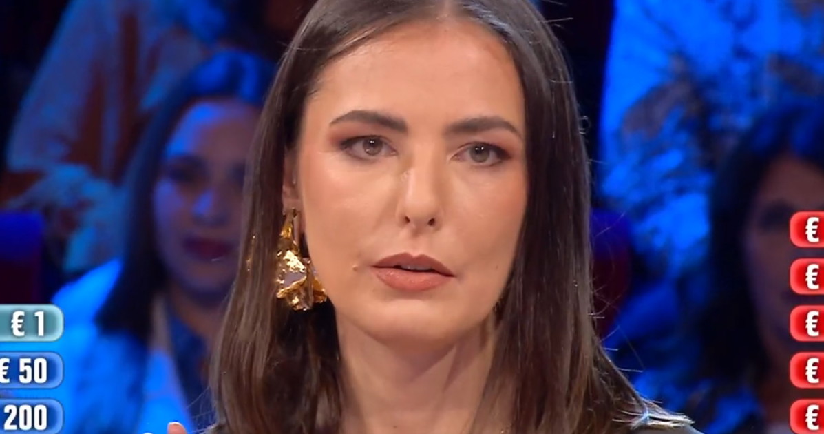 Affari Tuoi, clamoroso Alessandra: "Ecco a chi assomiglia". Ormone impazzito Affari Tuoi, clamoroso Alessandra: "Ecco a chi assomiglia". Ormone impazzito