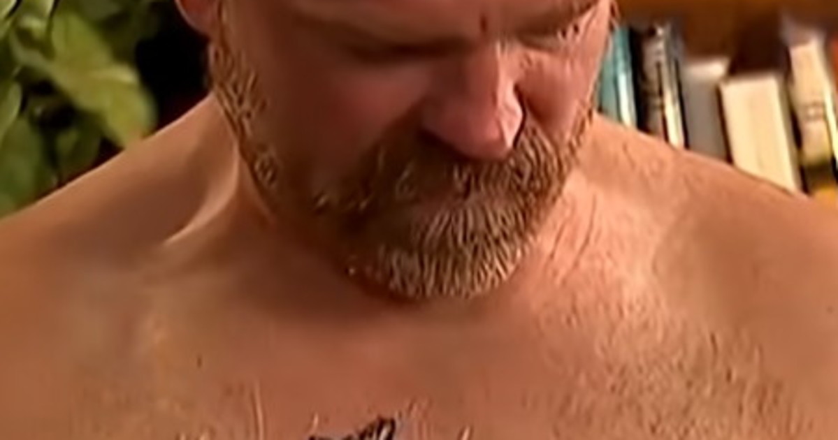 Usa, tatuaggio nazista: scandalo a sinistra, chi è questo candidato Usa, tatuaggio nazista: scandalo a sinistra, chi è questo candidato