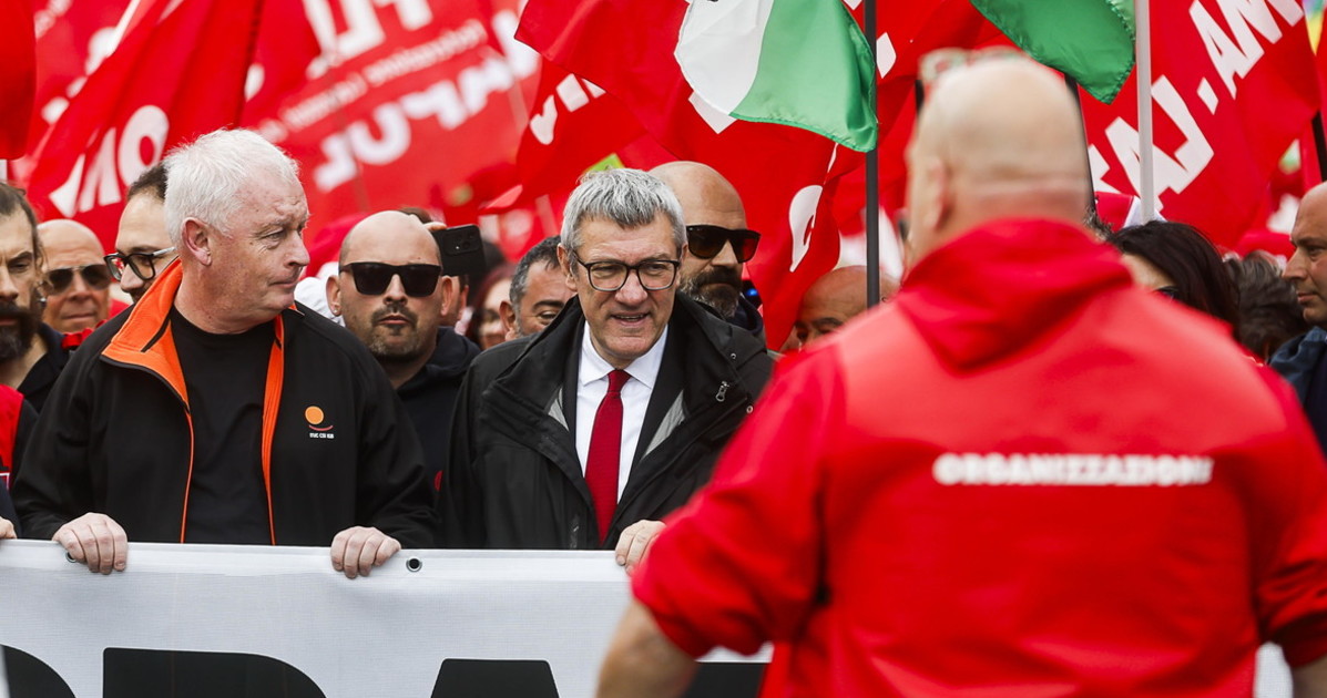 Maurizio Landini, la sparata: "Paura della democrazia" Maurizio Landini, la sparata: "Paura della democrazia"