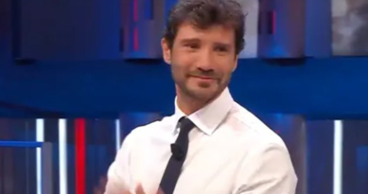 Stefano De Martino, "lui ne fa qualcuno in più": l Stefano De Martino, "lui ne fa qualcuno in più": l