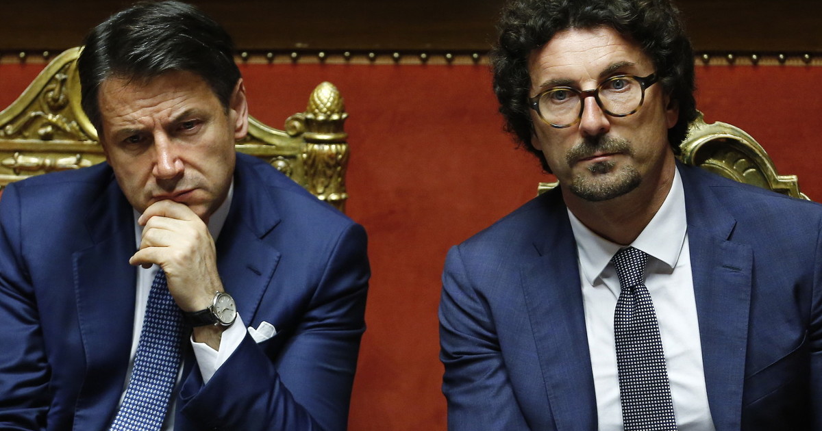 m5s danilo toninelli irride giuseppe conte una farsa