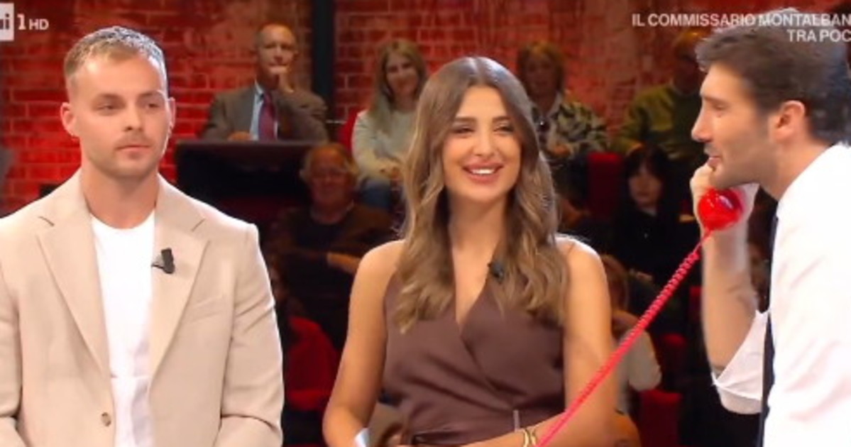 Affari Tuoi, clamoroso: ecco chi accompagna Sara in studio Affari Tuoi, clamoroso: ecco chi accompagna Sara in studio