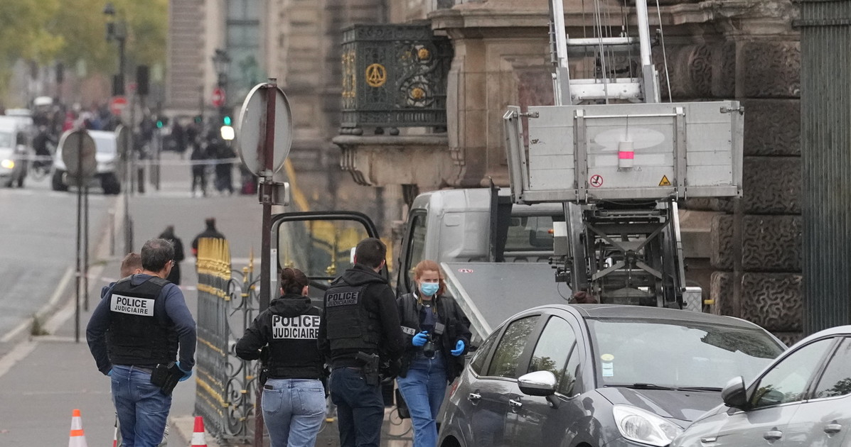 Furto al Louvre, nuovo colpo di scena: chi è stato arrestato a Parigi