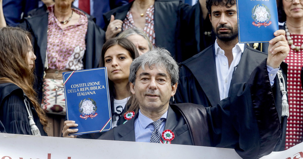 Anm, "sembra di stare nel Pd": quei magistrati sconvolti dalle toghe rosse Anm, "sembra di stare nel Pd": quei magistrati sconvolti dalle toghe rosse