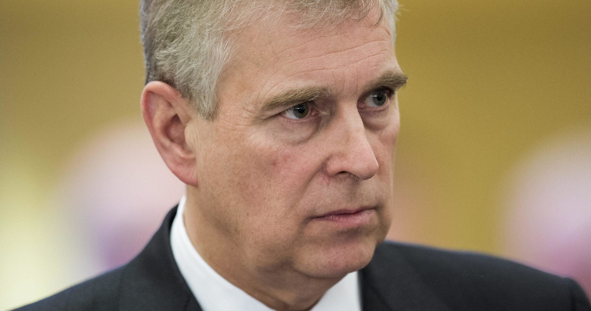 Andrea e lo scandalo sessuale: Re Carlo lo fa fuori, come ha umiliato il fratello Andrea e lo scandalo sessuale: Re Carlo lo fa fuori, come ha umiliato il fratello