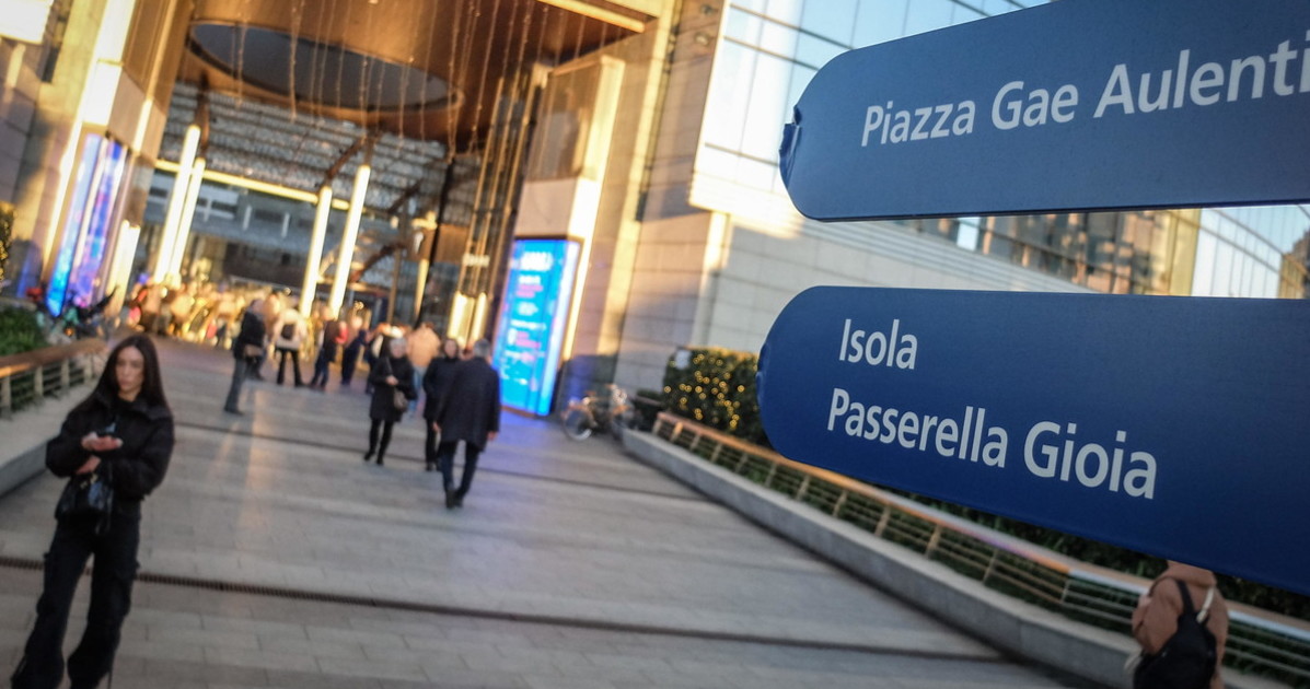 Milano, donna accoltellata in piazza Gae Aulenti alle 9 del mattino: è gravissima