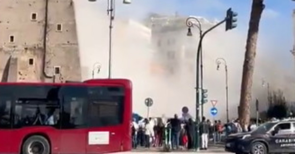 Roma, crollo di una parte della Torre dei Conti: paura ai Fori ...