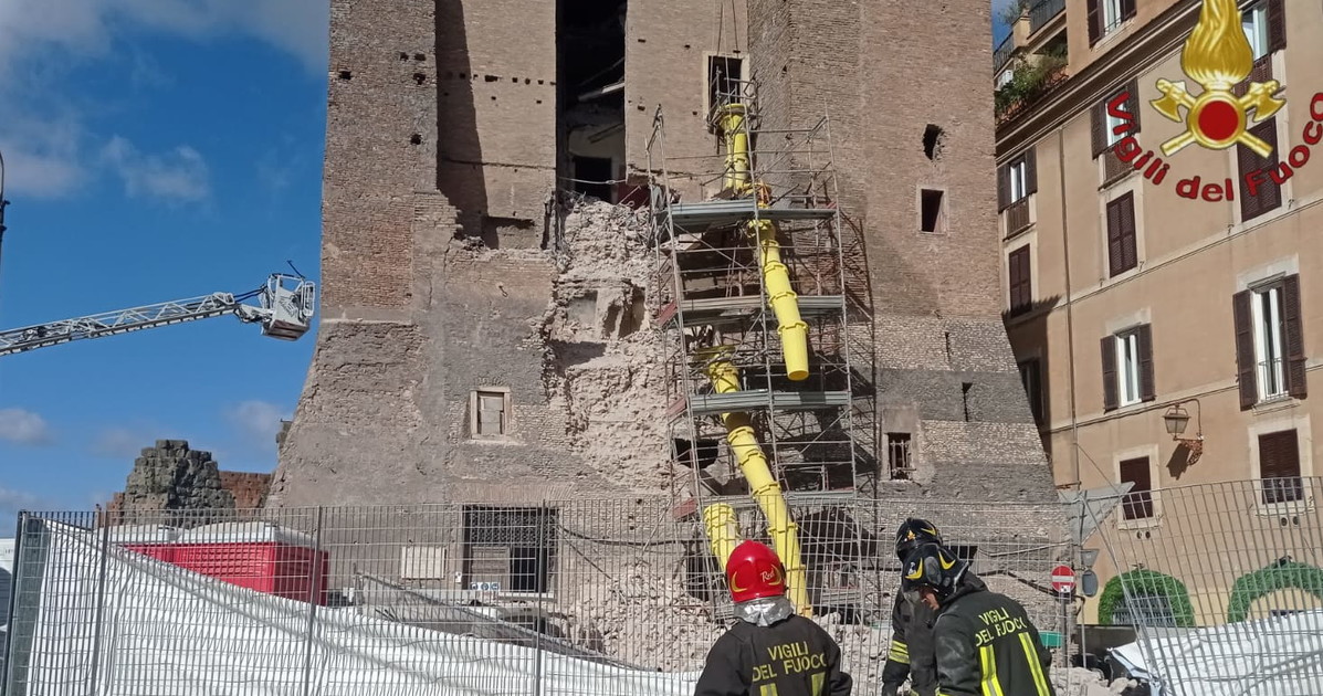Fori imperiali, la Torre dei Conti crolla per la seconda volta in diretta. Aperto un fascicolo: il caso è politico