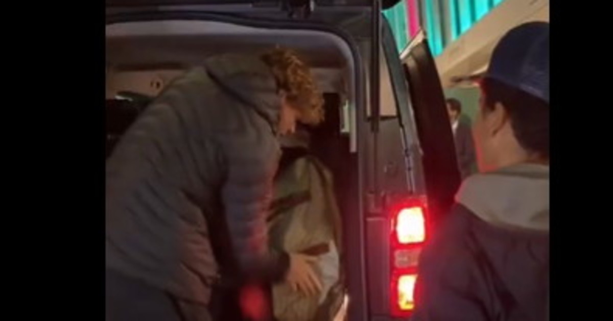 Sinner rovista nel bagagliaio, fan impazziti: cosa tira fuori