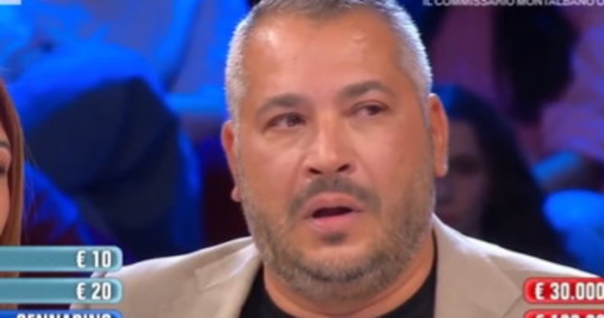 Affari tuoi, disastro Dado: "Giocano a c***o" Affari tuoi, disastro Dado: "Giocano a c***o"