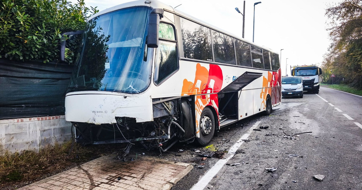 arignano frontale tra scuolabus e bmw 1 morto 20 ragazzi feriti da Liberoquotidiano.it arignano frontale tra scuolabus e bmw 1 morto 20 ragazzi feriti