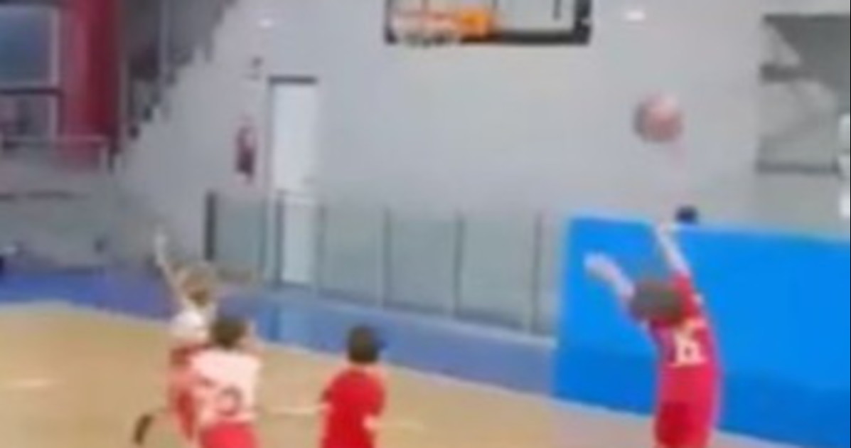 Il canestro del piccolo Liam per il padre morto sul campo Il canestro del piccolo Liam per il padre morto sul campo