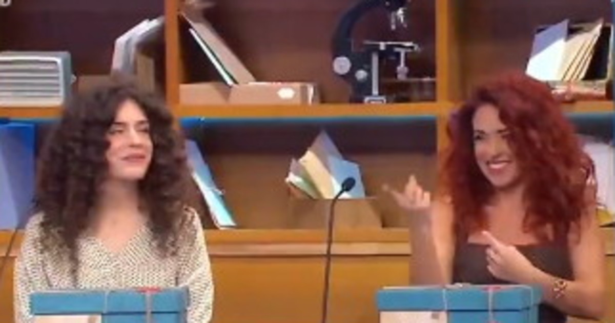 Affari Tuoi, raptus di De Martino: cosa fa con la "Jessica Rabbit" della Calabria Affari Tuoi, raptus di De Martino: cosa fa con la "Jessica Rabbit" della Calabria