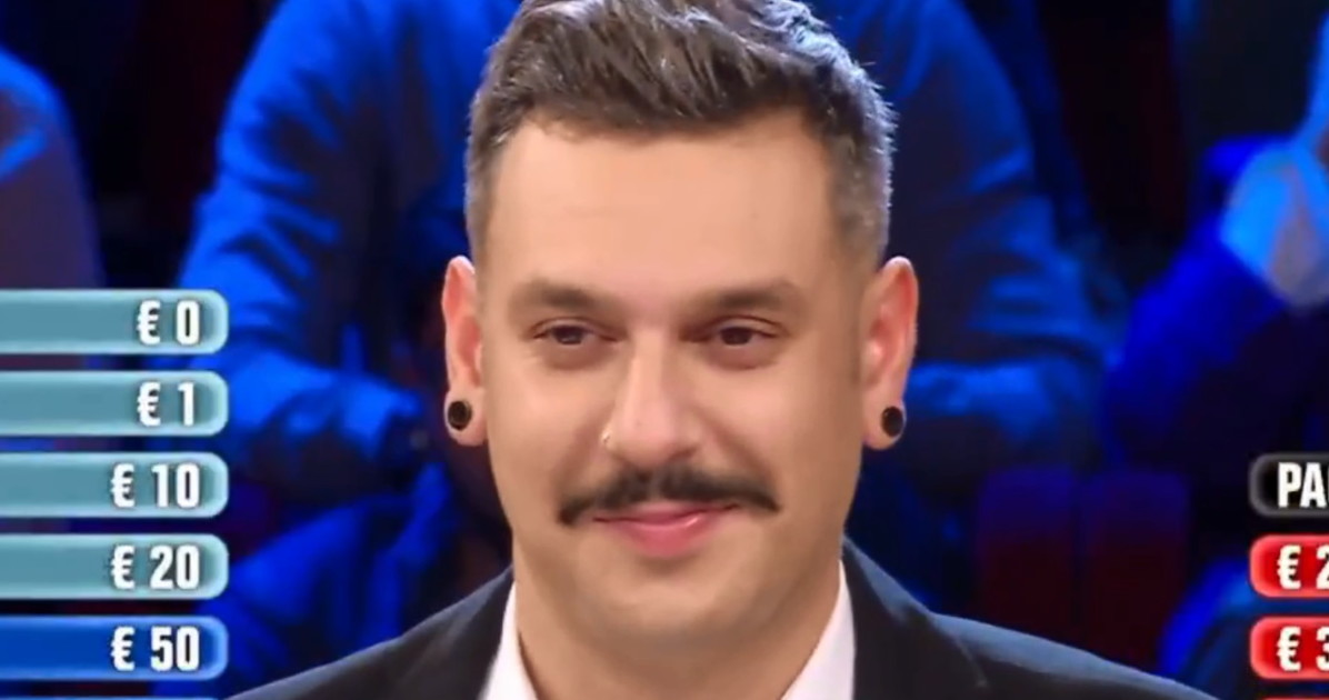 Affari Tuoi, "giocata male": il cambio pacco sconvolge tutti Affari Tuoi, "giocata male": il cambio pacco sconvolge tutti