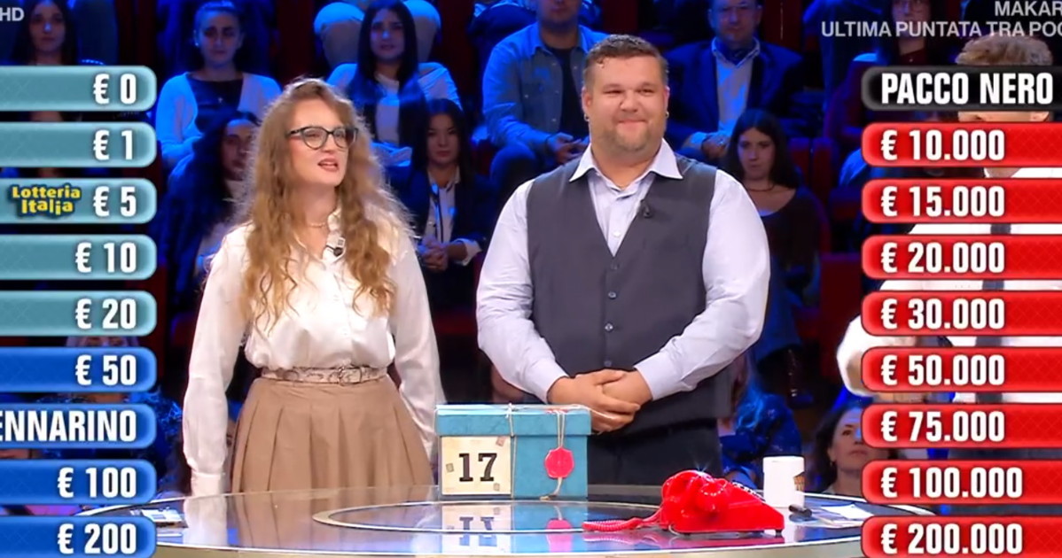 Affari Tuoi, Aurora furiosa con Sebastiano: "Sta pensando a come mollarlo" Affari Tuoi, Aurora furiosa con Sebastiano: "Sta pensando a come mollarlo"