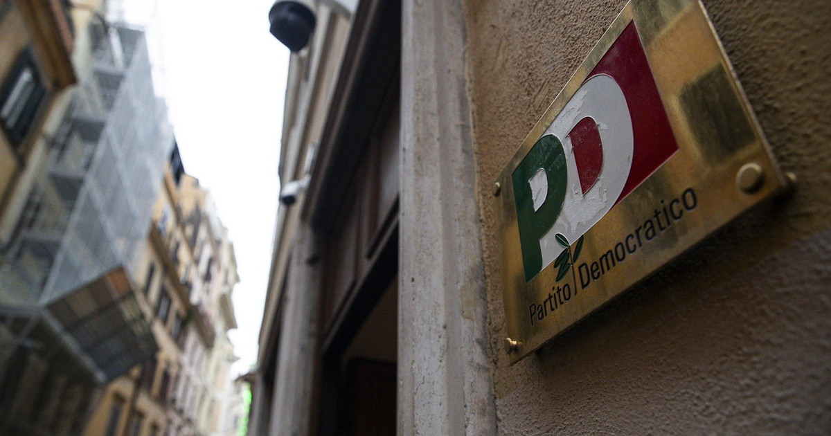 Pugno chiuso al congresso dei giovani dem