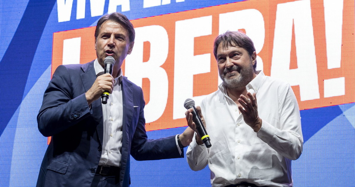 I 5 Stelle oggi difendono i giornalisti: ma li chiamavano sciacalli, sterco e "putt***e" I 5 Stelle oggi difendono i giornalisti: ma li chiamavano sciacalli, sterco e "putt***e"