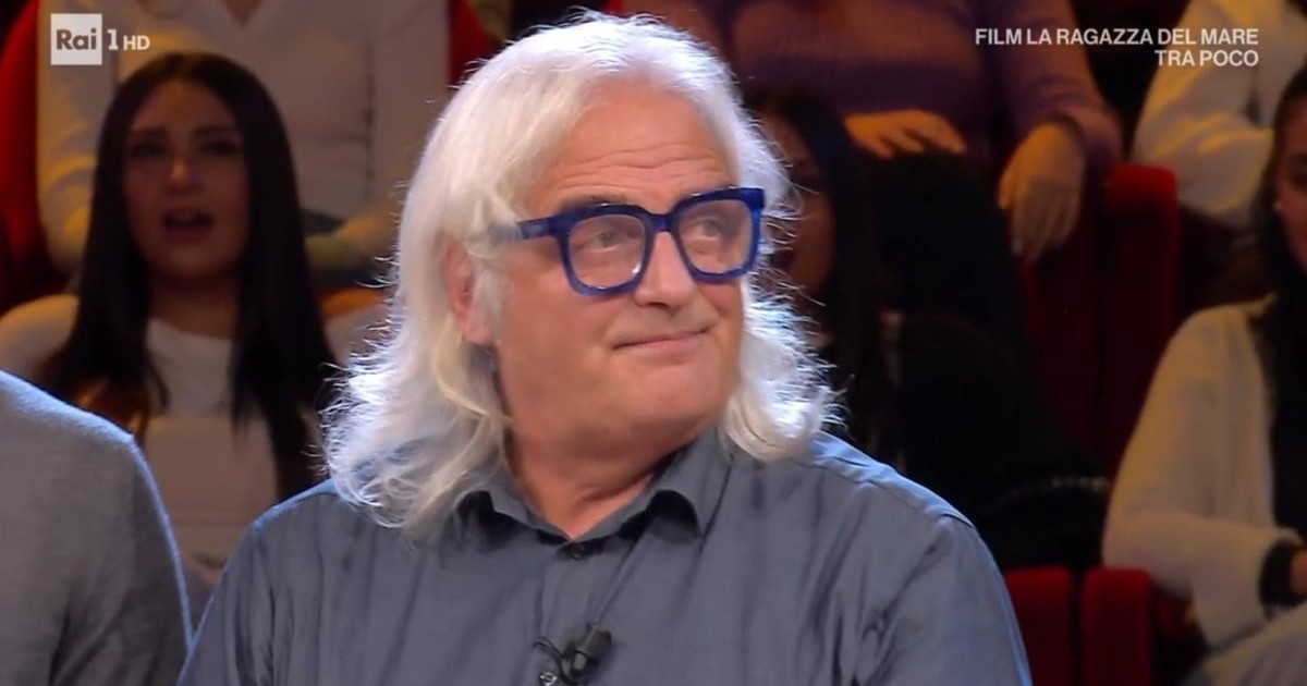 Affari Tuoi, insulti sconcertanti su Eugenio: "Spegnetelo" Affari Tuoi, insulti sconcertanti su Eugenio: "Spegnetelo"