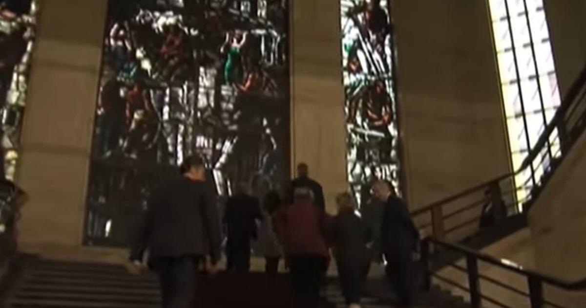 assessore sardo cade dalle scale del ministero in frantumi la vetrata di sironi