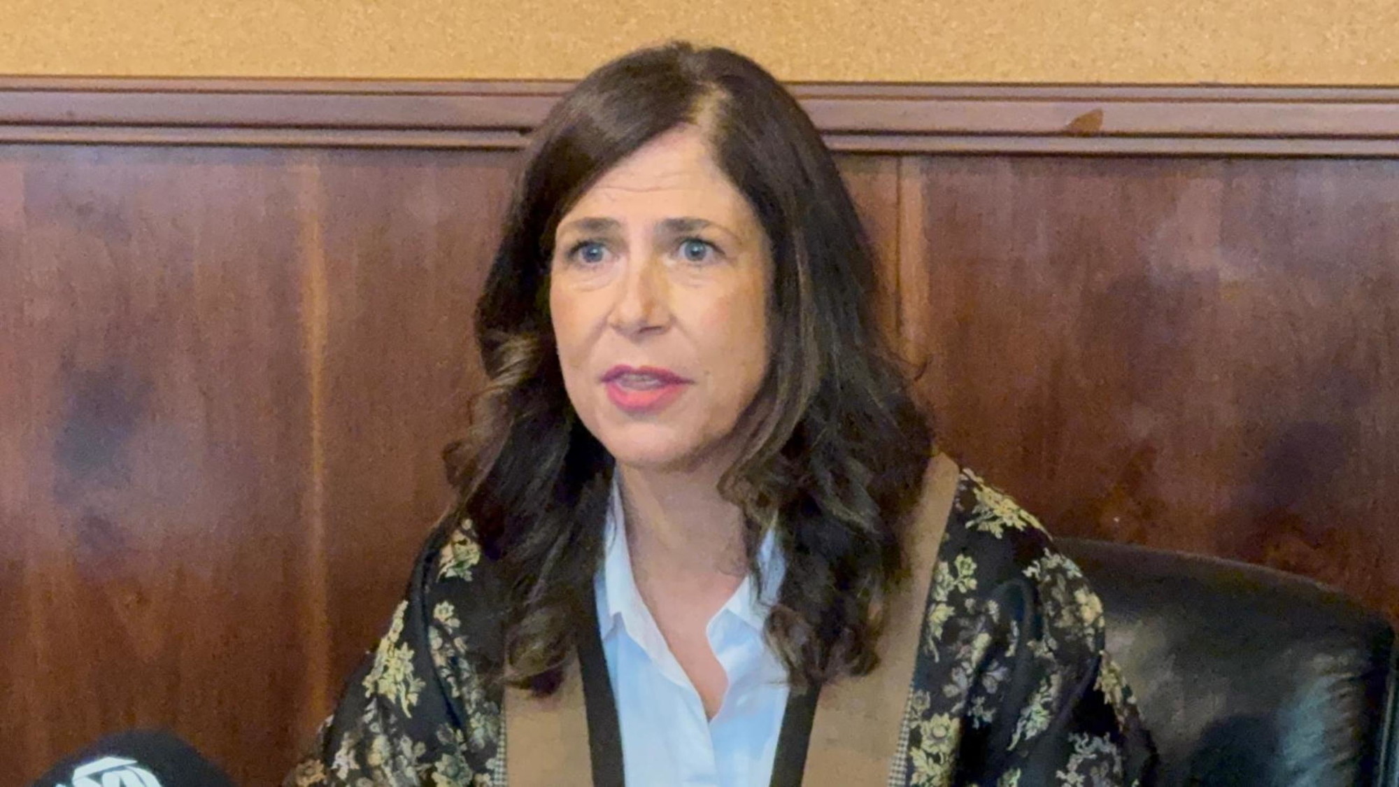 todde vuole vietare il video dell assessore che sfonda la vetrata siete d accordo da Liberoquotidiano.it todde vuole vietare il video dell assessore che sfonda la vetrata siete d accordo